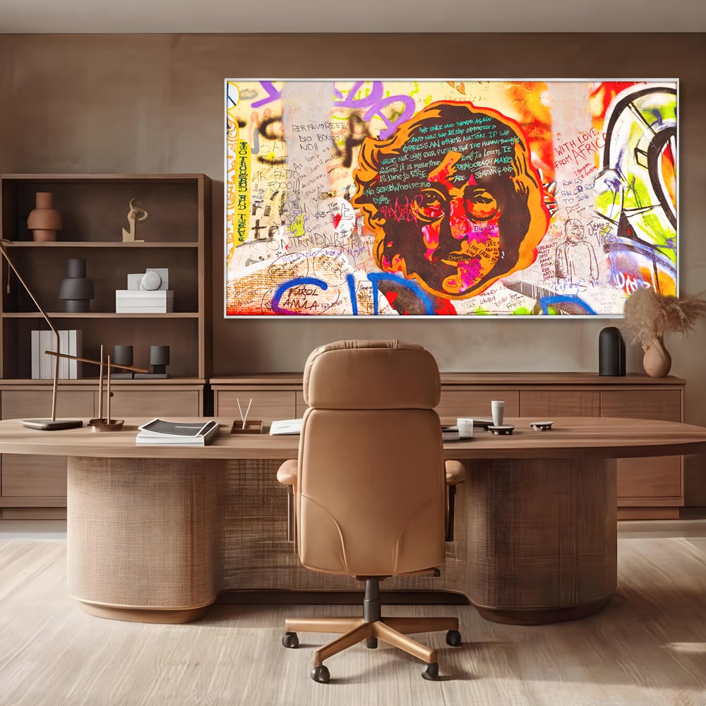 Tablou canvas cu tablou canvas cu john lennon si graffiti, in rama de aluminiu argintiu, pe perete intr-un birou